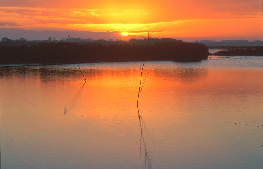 Sunset over river alde in suffolk-2 
 sunset and boats over river alde in suffolk 
 Keywords: Boats, River Alde, Suffolk, Tony Pick, estuary, nautical